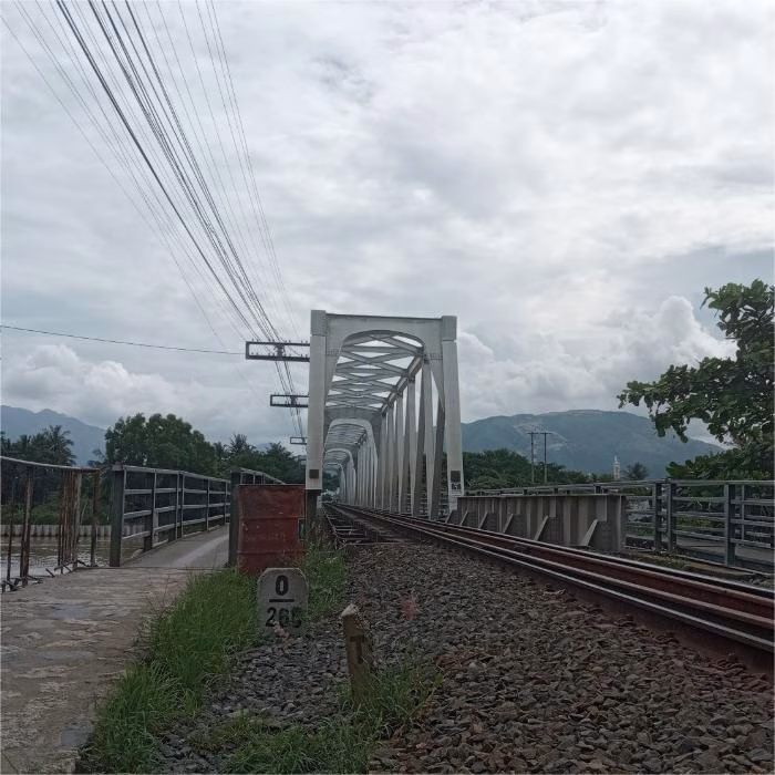 Cau duong sat song Cai