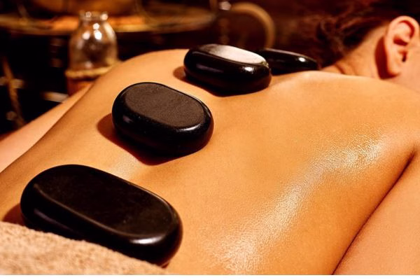 Massage với đá nóng