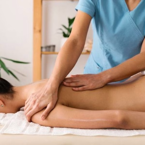 Massage phục hồi da cháy nắng
