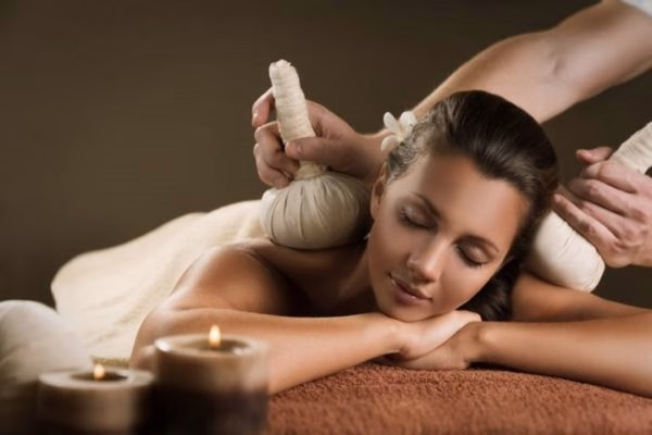 Massage thảo dược bằng túi chườm