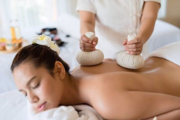 massage thảo dược