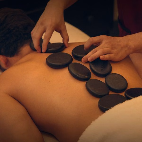 Massage với đá nóng