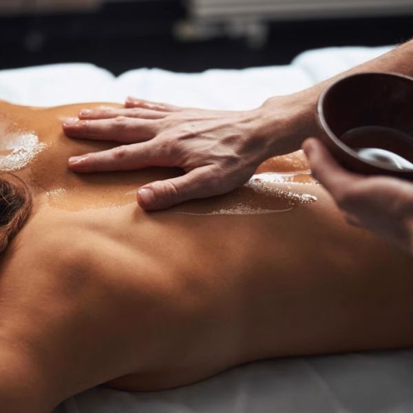 Massage với tinh dầu aroma