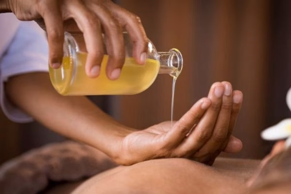 Massage với tinh dầu aroma